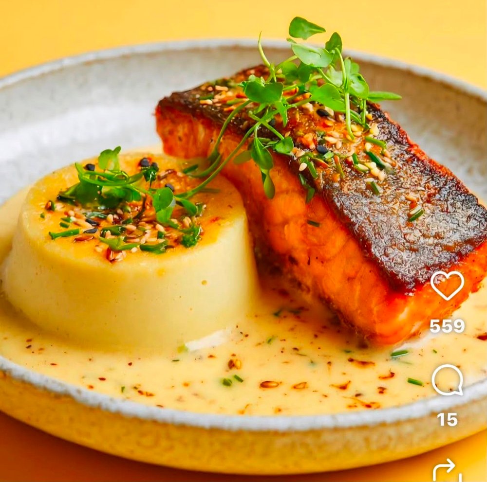 Chef Leidiane na finalização de pratos